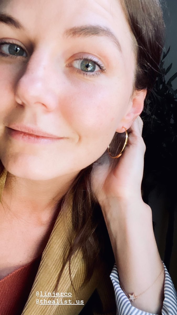 AllAboutJMo's tweet photo. 📱”Hadn’t worn earrings since quarantine started. But enjoying these @LinjerCo hoops as of late. The little things in life :)”
Jen is wearing the “Britt Hoops”
🔗 https://t.co/N05Km254r4
📸 @jenmorrisonlive’s instagram & Instagram story
#JenniferMorrison #LinjerCo https://t.co/l53VCIeI18