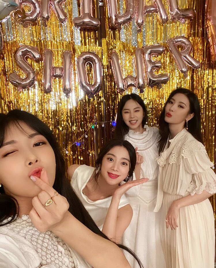 omgitsitzy's tweet photo. In case y’all lost hope in true friendship in K-Pop https://t.co/04yoeyUgXq