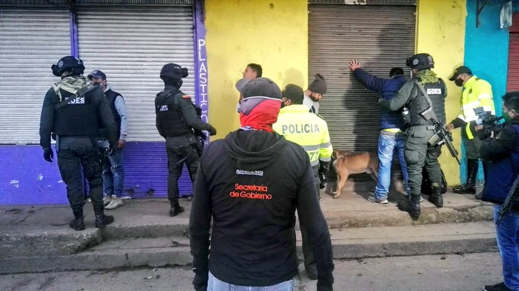 alcaldiapasto's tweet photo. Articulados con @MigracionCol
y @PoliciaPasto, realizamos #PlanDeControl en Plaza de Mercado El Potrerillo.

Adelantamos acciones para contrarrestar porte ilegal de armas y presencia de migrantes; además de la aplicación de comparendos para infractores de normas de bioseguridad. https://t.co/YZBuTOR5SA