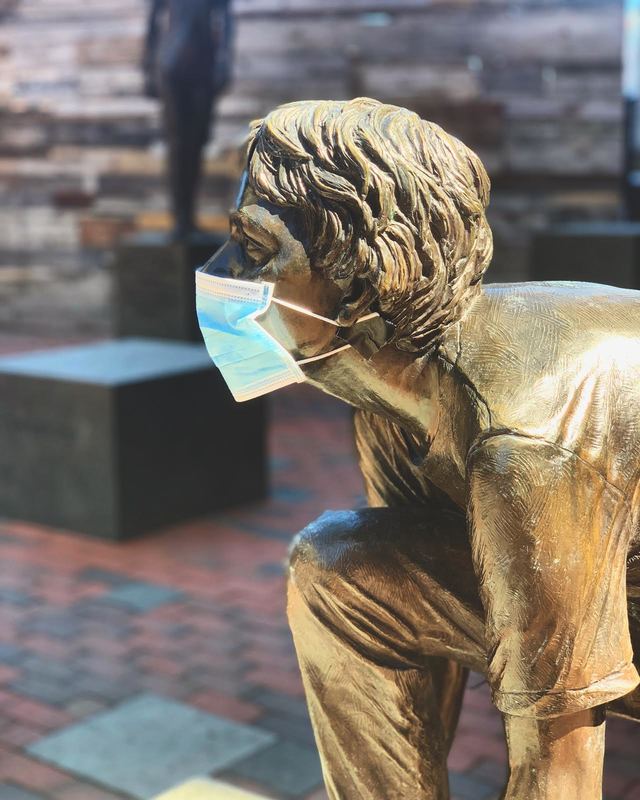 covid19archive1's tweet image. #JOTPY: Taken outside of City Hall, Boston, MA

"This picture is taken of a statue in downtown Boston during the COVID-19 pandemic."

covid-19archive.org/s/archive/item…

#COVID19 #coronavirus #Boston #Massachusetts #cityhall #statue #facemasks #pandemic #archive #twitterstorians  #History