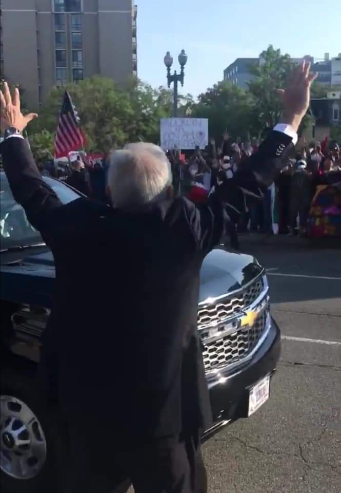 Así reciben nuestras compañeras y compañeros de #MORENA en el exterior a nuestro Presidente, Lic. <a href="/lopezobrador_/">Andrés Manuel</a> en su visita a los Estados Unidos de Norteamérica.