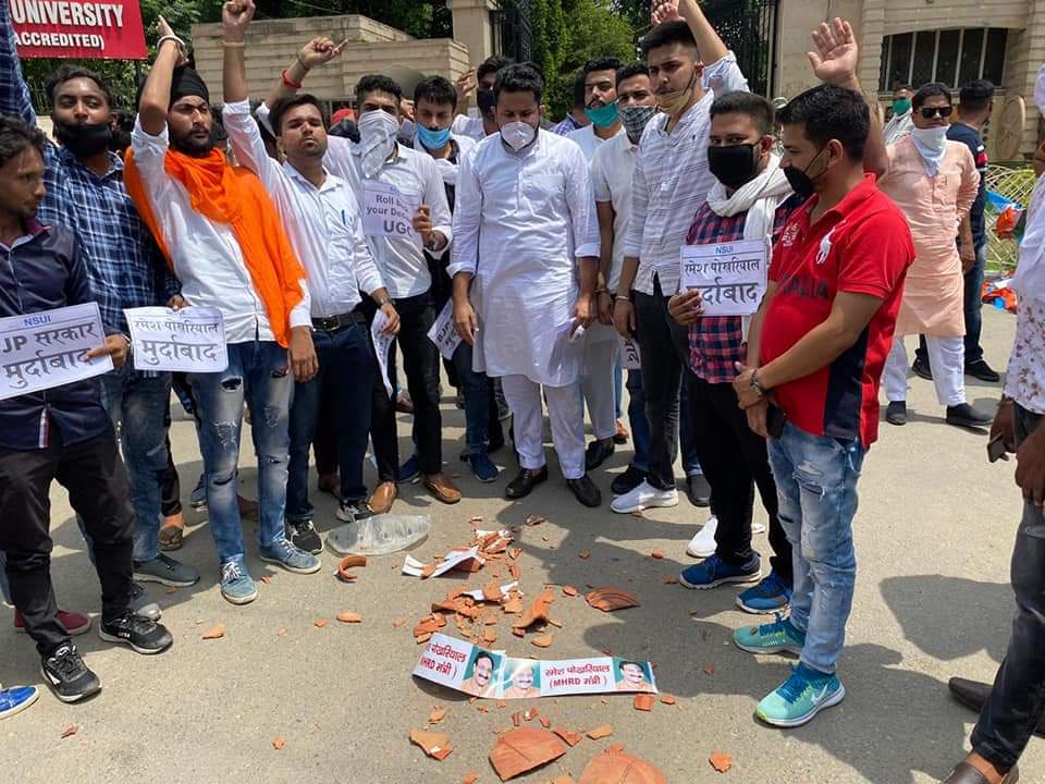 nsui's tweet photo. UGC द्वारा अंतिम सत्र के छात्रों की परीक्षाओ के फैसले के विरोध में कुरुक्षेत्र विश्वविद्यालय के गेट पर NSUI हरियाण��� अध्यक्ष दिव्यांशु बुद्धिराजा व कार्यकर्ताओं द्वारा रमेश पोखरियाल को बिना तली का घड़ा बताकर धरना प्रदर्शन कर छात्रो को प्रोमोट करने की मांग की गई।
#NoExamsInCovid https://t.co/XzfrMtiQpu