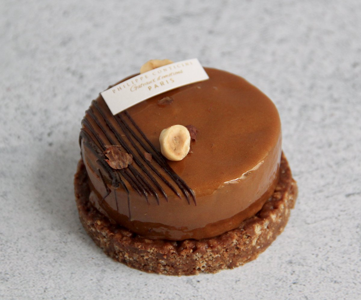 Le Câlin Gourmand du Chef fait son grand retour en boutique ! Retrouvez son croustillant riz soufflé au praliné, sa ganache crémeuse au chocolat noir et gianduja noisette, sa gelée de citron jaune et son glaçage chocolat au lait nacré ! Il nous a manqué... Pas vous ? 😉