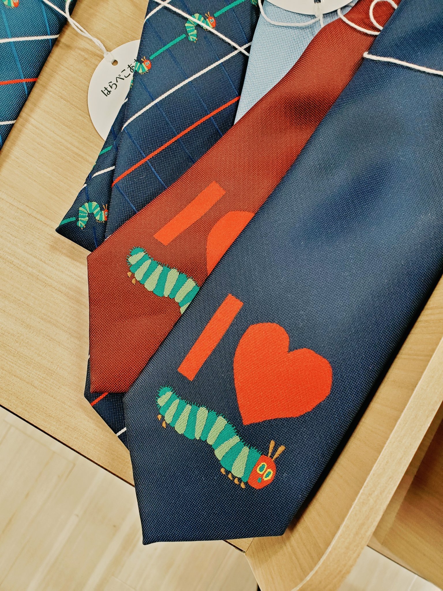 も やん ２号店 今日見つけた ピカチュウ と はらぺこあおむし のネクタイ こういうのは自分で買わずにプレゼントで貰いたいなぁってな な T Co Ukne7na6up Twitter
