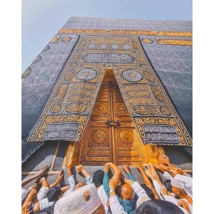its__kashh's tweet photo. When your heart is breaking and your              
   pain makes you fall remember just remember "Allah" sees it All..✨❣️ https://t.co/JWCsmzbNyo