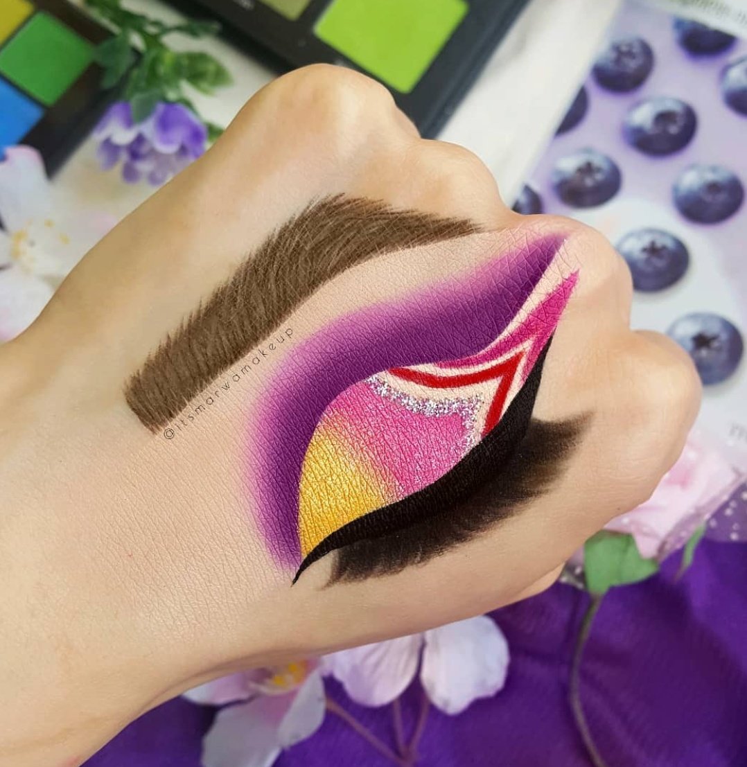 itsmarwamakeup's tweet photo. Waiting for my work to be noticed by my faves 😞 @ABHcosmetics @norvina @hudabeauty @blazin__beautie @UDM_MUAS @abhxslay @ColouredRaine @Jaclynhill @amrezy @MonaKattan https://t.co/piFxJ7hW35
