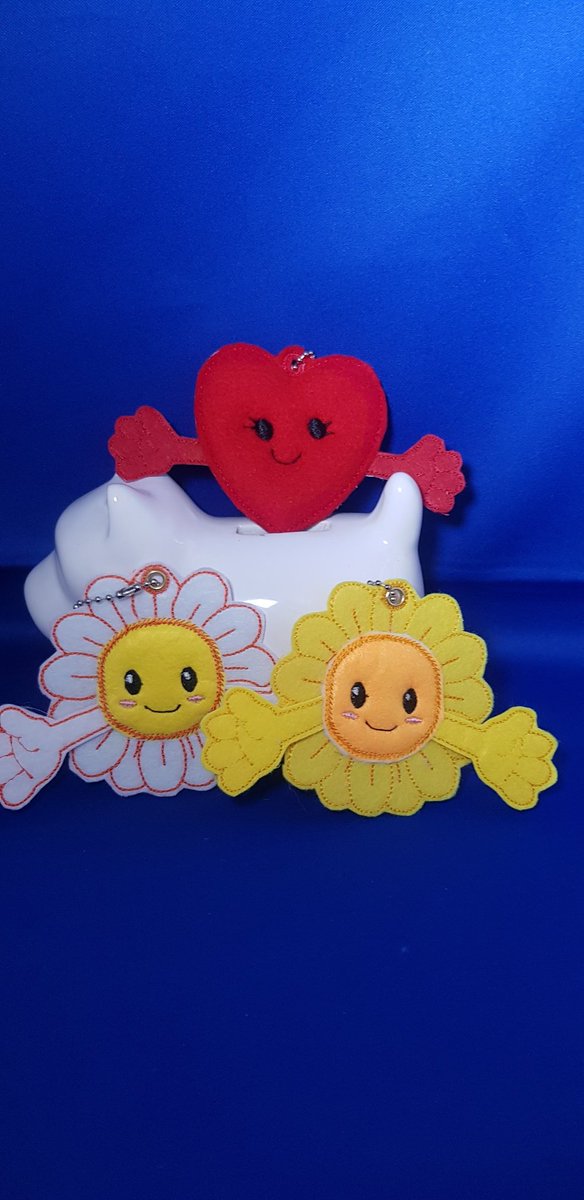 BigglesworthGi1's tweet image. As lockdown carries on our loved ones need a little cheering up more than ever.   Why not send a postal hug to bring a smile to someone you love.
@BigglesworthGi1 
#postalgift #sendahug #embroidery #smallbusiness #handcrafted