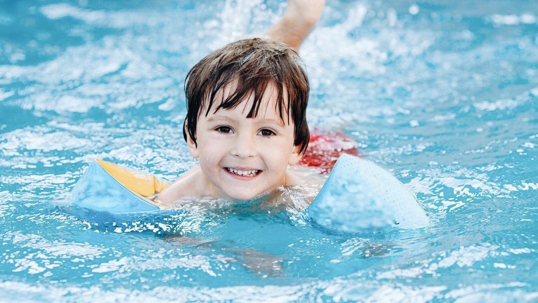 KidSportRecycle's tweet photo. FUN FACT 🤓
For a child to learn to swim it would take 500 recycled water bottles!
Sign up for our recycling program today to help a local #YYC kid join swimming lessons 🏊♀️
#Recycle4Life #KidSport #SoAllKidsCanPlay #JoinIn #GiveBack #SocialGood https://t.co/uNPVvyZGGQ