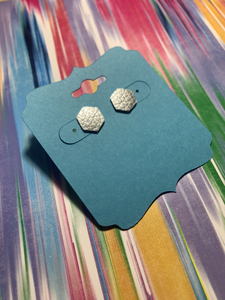 heyitisme16's tweet photo. Hi I made faux leather earrings, lemme know if you want a pair:) 

Silver hexagon studs:$8
Gold star studs: $8
Gold dangly stars: $10

Add $1 for shipping, or you can pickup in College Station. 

I take venmo and Paypal! https://t.co/dWnGVwWjsi