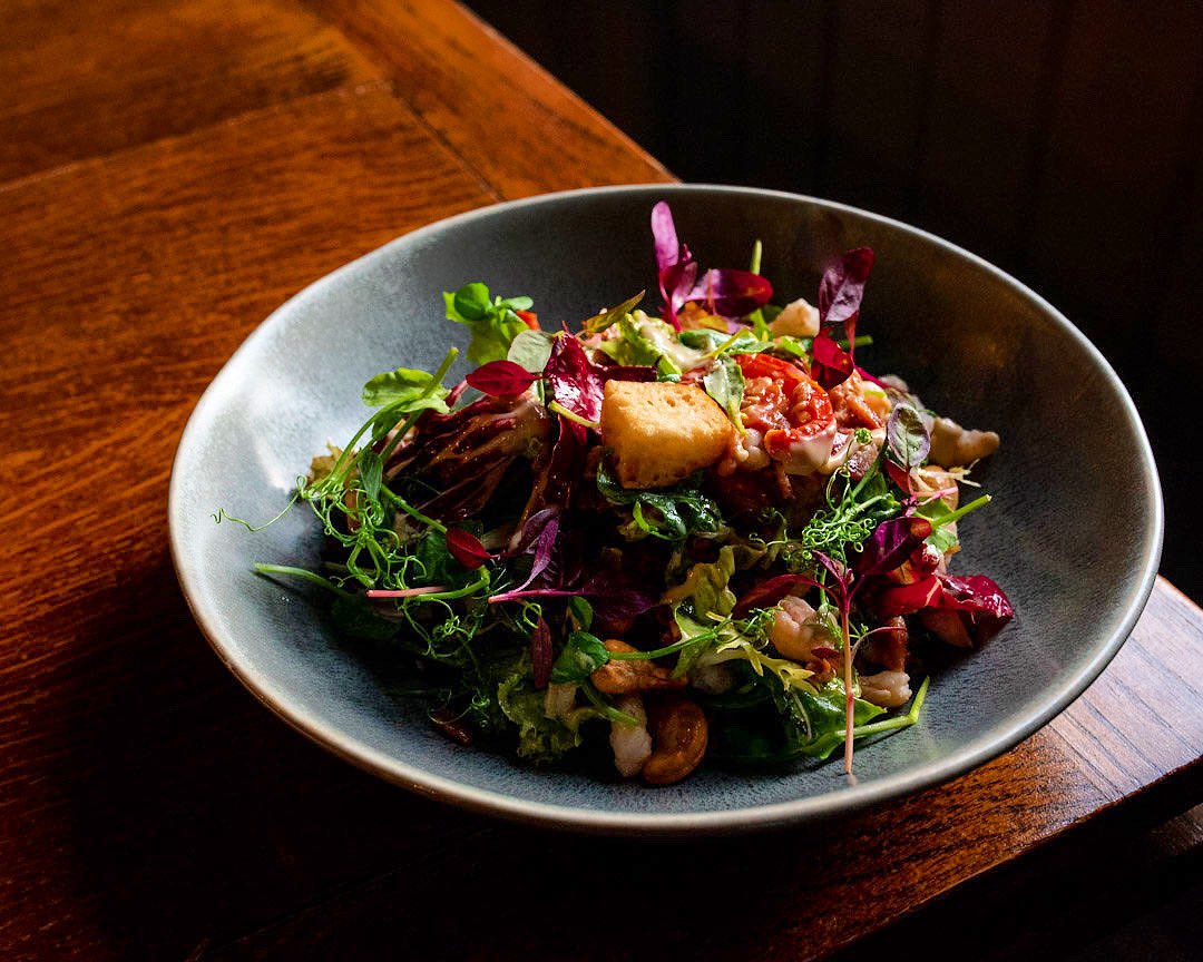 Who’s excited to see our Folly Bistro House Salad on our re-opening menu from Friday? ✨
• prawns • cashew nuts • smoked bacon • sun blushed tomatoes • croutons • stilton dressing •