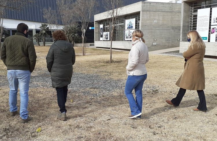 GiesenowMartin's tweet photo. ➡️Recibimos la visita de la Secr. De Agricultura Familiar @VVicMariana, la Ing. Agr. Paola Bulacio y @laura_massari (asesora de @RenaultArg).

♻️Recorrimos el #ParqueEducativoSur en busca de generar y fortalecer proyectos productivos agro ecológicos.🍅🍋 #SoberaníaAlimentaria https://t.co/zgbnJC7FQm