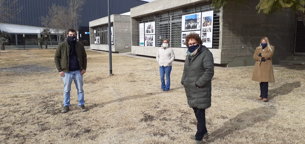 GiesenowMartin's tweet photo. ➡️Recibimos la visita de la Secr. De Agricultura Familiar @VVicMariana, la Ing. Agr. Paola Bulacio y @laura_massari (asesora de @RenaultArg).

♻️Recorrimos el #ParqueEducativoSur en busca de generar y fortalecer proyectos productivos agro ecológicos.🍅🍋 #SoberaníaAlimentaria https://t.co/zgbnJC7FQm