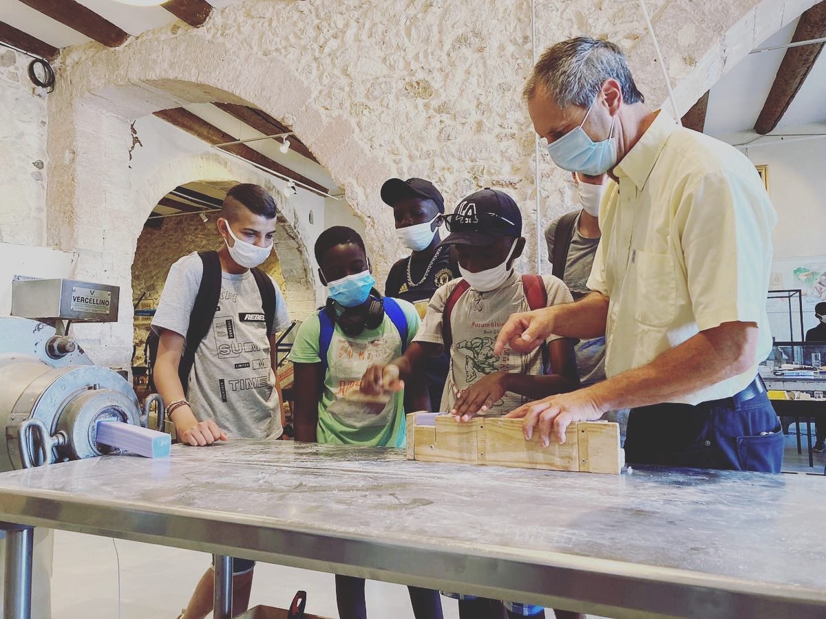 CEParis19Ouest's tweet photo. Jour 3️⃣ Après la visite du Fort Saint Jean tout le monde s’attèle à la fabrication de savons #ecoleouverte #marseille https://t.co/0D3NLSjloX
