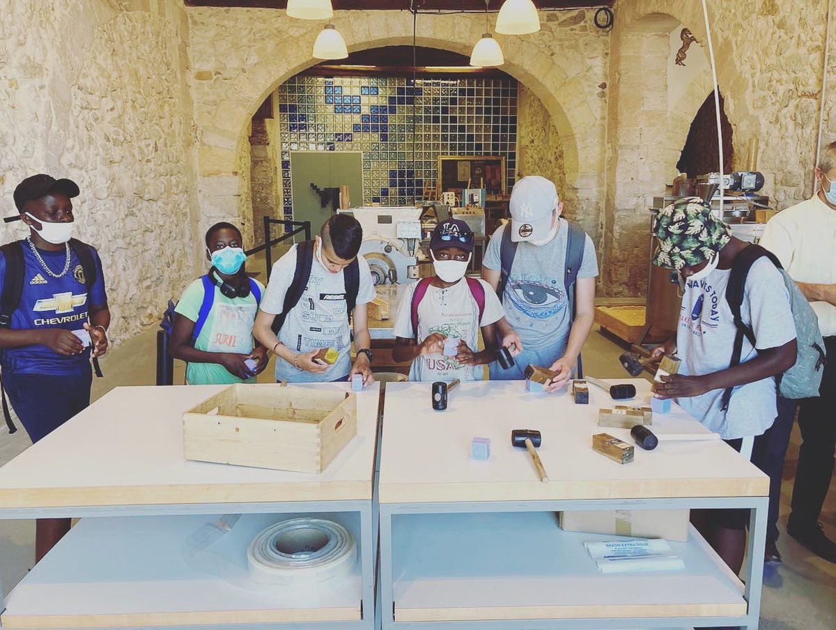 CEParis19Ouest's tweet photo. Jour 3️⃣ Après la visite du Fort Saint Jean tout le monde s’attèle à la fabrication de savons #ecoleouverte #marseille https://t.co/0D3NLSjloX