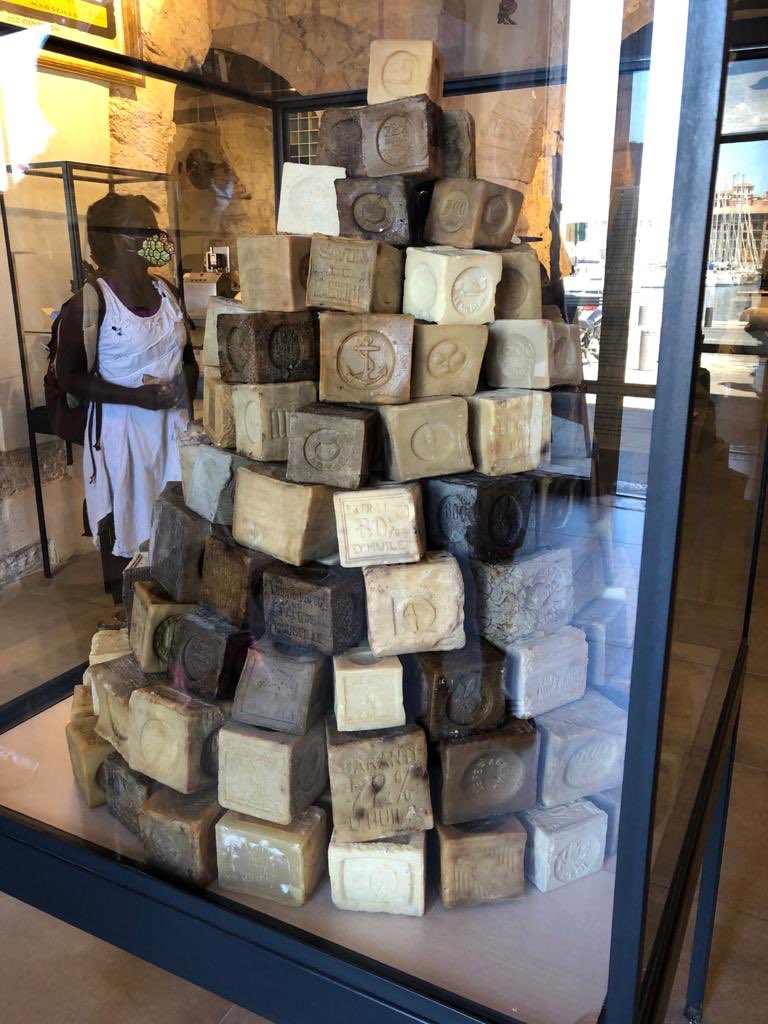 Jour 3️⃣ Après la visite du Fort Saint Jean tout le monde s’attèle à la fabrication de savons #ecoleouverte #marseille