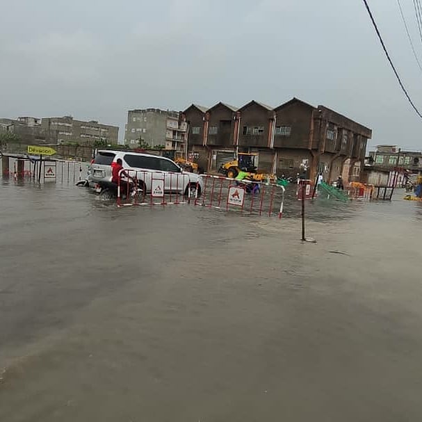 beaubenin's tweet photo. La ville de Cotonou est exposée à des risques d'inondations périodiques. L'urbanisation non tjrs maîtrisée et le CC contribuent à une aggravation des impacts se ces inondations, ajouté à cela l'entretien des bassins, carniveaux et l'incivisme de certaines populations... https://t.co/Aq4gjT9Olw