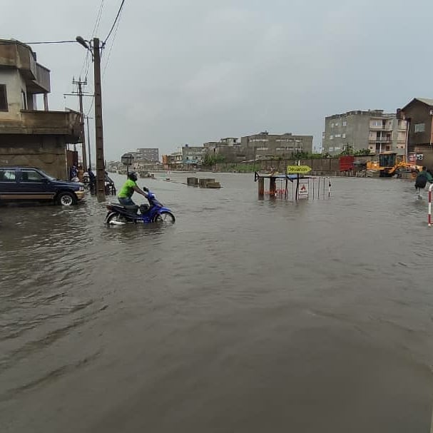 beaubenin's tweet photo. La ville de Cotonou est exposée à des risques d'inondations périodiques. L'urbanisation non tjrs maîtrisée et le CC contribuent à une aggravation des impacts se ces inondations, ajouté à cela l'entretien des bassins, carniveaux et l'incivisme de certaines populations... https://t.co/Aq4gjT9Olw