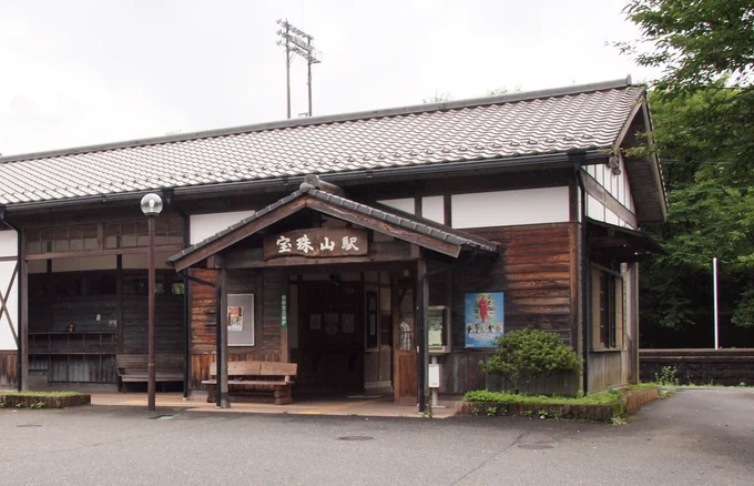 2016年、大分から日田彦山線の取材で宝珠山駅を訪れたのですが、翌年7月5日に豪雨水害でこの駅も破壊され、線路も流されました。そして毎年、九州の災害・・・心よりお見舞い申し上げます、遠くからですが再起を、復興を祈っています?? 