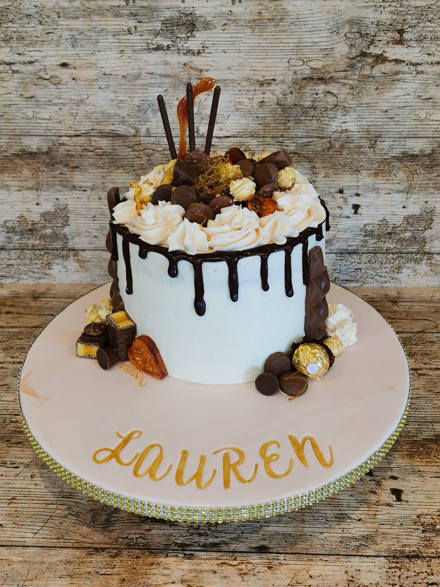 bishylicious's tweet photo. 3 days, 4 cakes done ๐ Caramel drip for an 18th, Lemon drip for a friend's friend, cupcake bouquet for my friend & to infinity & beyond for a friend's grandsons 3 year-old ๐๐๐ #cupcakebouquet #birthdaycake #hobbybaker #makecakes #makescake #bake https://t.co/90mMHHtHf1