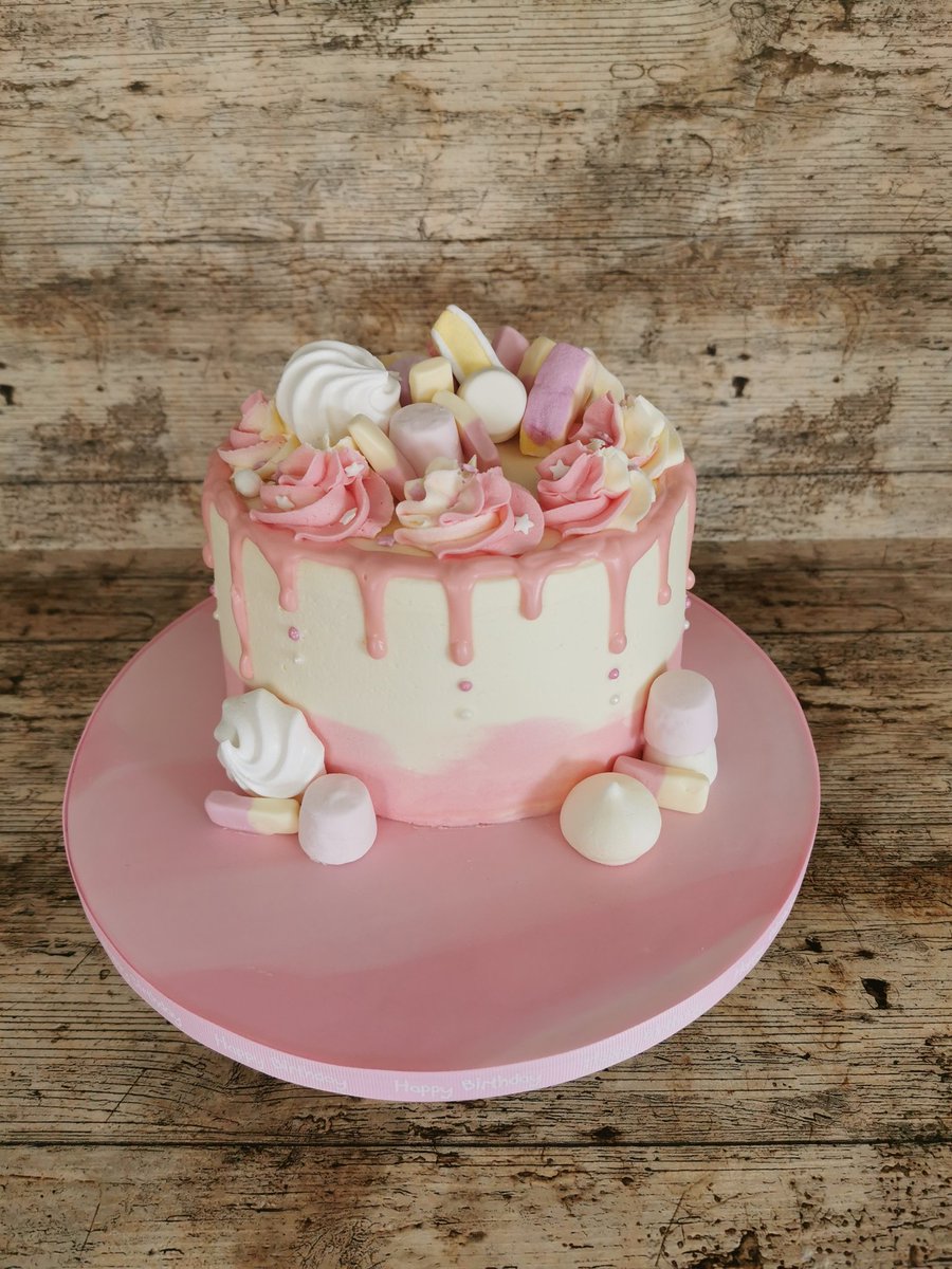 bishylicious's tweet photo. 3 days, 4 cakes done ๐ Caramel drip for an 18th, Lemon drip for a friend's friend, cupcake bouquet for my friend & to infinity & beyond for a friend's grandsons 3 year-old ๐๐๐ #cupcakebouquet #birthdaycake #hobbybaker #makecakes #makescake #bake https://t.co/90mMHHtHf1