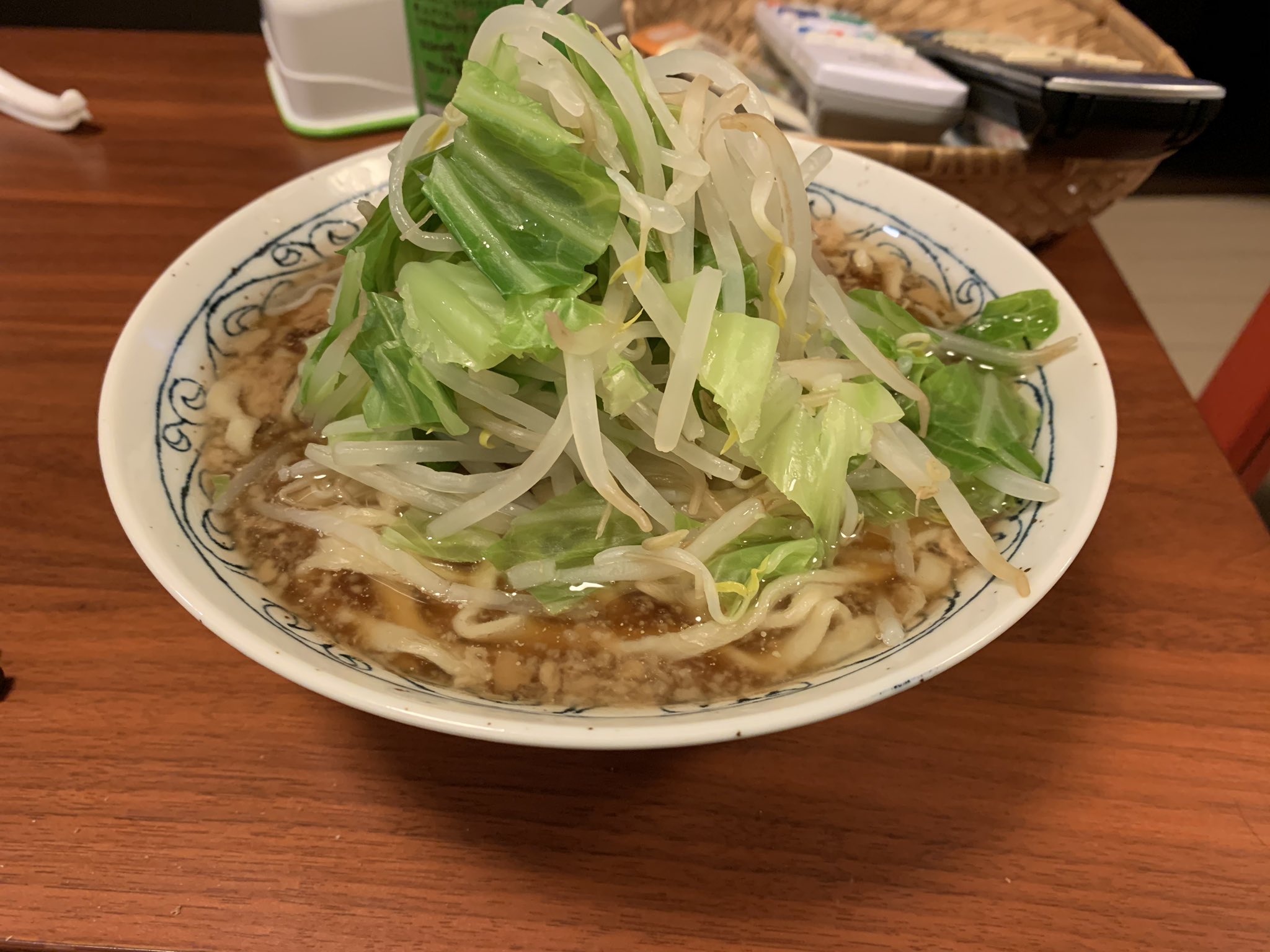 Moogy ラーメン二郎 小岩店 テイクアウトラーメン 先日テイクアウトした小岩店のラーメンセットをいただきました 舌にグッとくるような醤油の効いたスープとホロホロな豚 ピロピロな麺が最高のハーモニーを奏でていました テイクアウトでもこの