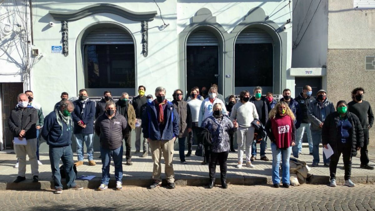 nicodelmastro's tweet photo. Desde la #Multisectorial21F apoyamos y participamos de la convocatoria dr mañana #9dejulio 10hs desde Plaza #SanMartín al @MNBandera caravana y banderazo en defensa de los puestos de trabajo en #VICENTIN así como también en apoyo a la intervención y el proyecto de expropiación. https://t.co/lqNmBUIw4N