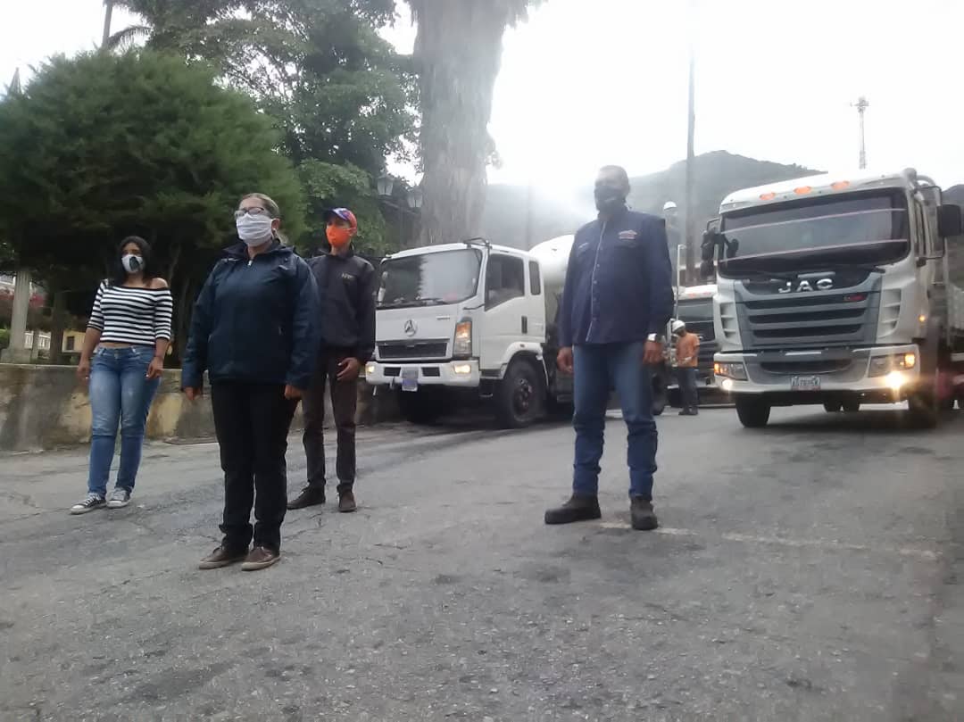 Merida_Tricolor's tweet photo. Cumpliendo órdenes dadas por Pdte. @NicolasMaduro, junto con @Jehyson_Guzman, y la protectora Indira Castillo en #MpioRivasDavila #Mérida se ejecutó JORNADA ESPECIAL DE #LimpiezaDesinfeccionyEmbellecimiento en el marco #MISIÓNVENEZUELABELLA #prevencionCOVID-19. Martes 02JUL20 https://t.co/5In7XUsYt6