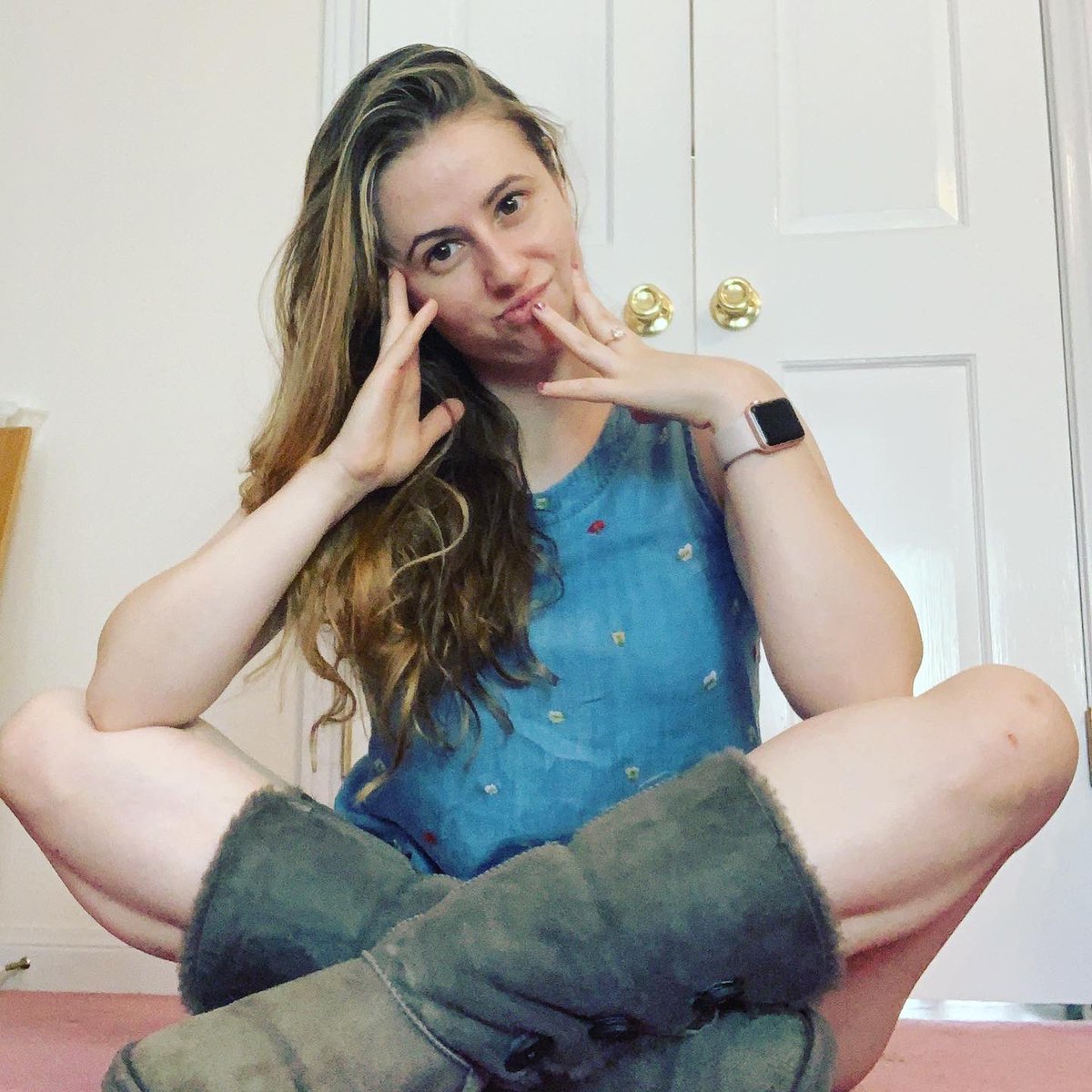 queenoftheuggs's tweet photo. I know itβs summer but I am dreaming about winter! #ugg #uggs #nomakeup #igmodel #ugglove #model #uggmodel https://t.co/0osed4lDgH