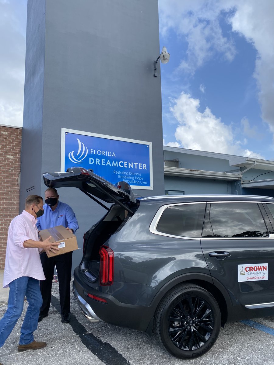 CrownCarsFL's tweet photo. Kia Motors America used their production facility in GA to make face shields for frontline workers. Crown Kia received their allocation of face masks and donated them today. @Kia, @FL_Dream_Center, @SPFreeClinic, @ClwFreeClinic, @RCSpinellas https://t.co/Xl7qrapulT