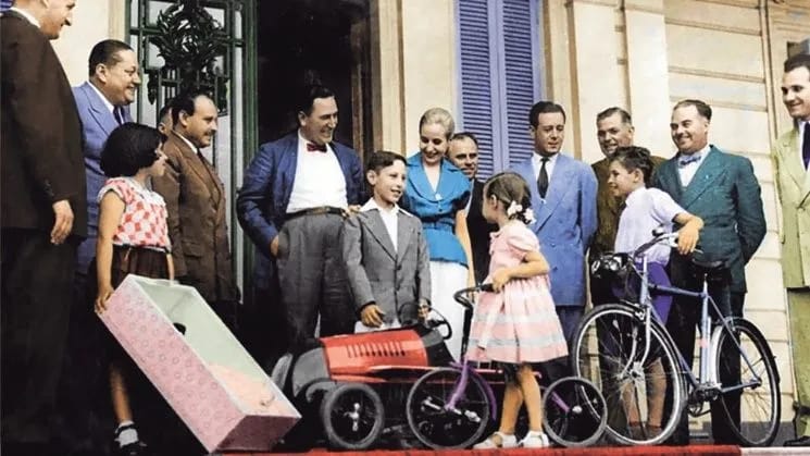 SantiagoCafiero's tweet photo. Evita dedicó las noches, los días y las horas a trabajar por mitigar dolores y restañar heridas de los más humildes de nuestra Patria.

Esa fue su vocación de vida.

La Fundación Eva Perón, constituida jurídicamente un 8 de julio, cumplió un rol fundamental e inolvidable. https://t.co/d5YlRR1FqH
