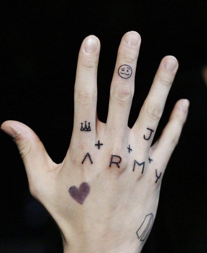 LinhAmy7's tweet photo. Happy Birthday Army💜
Các cậu luôn cố gắng làm cho Bangtan hạnh phúc thì các cậu cũng phải hạnh phúc nhé!
I Purple You!💜 #Happy7thBirthdayARMY https://t.co/UaNqdtKHz1