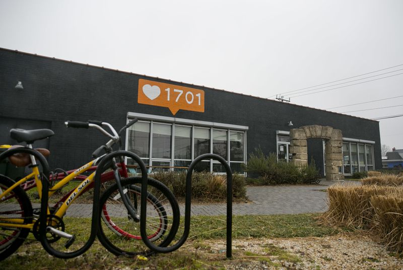 TowneBanking's tweet photo. Two Entrepreneurs-in-Residence selected by @1701Vb + @VaBeachED provide important services to VB and the wider community. Stasis Human Performance focuses on well-being and balance. @viberepair keeps your personal devices working (also helps well-being!). https://t.co/MWzj9begIX https://t.co/KPRHAoyb2F