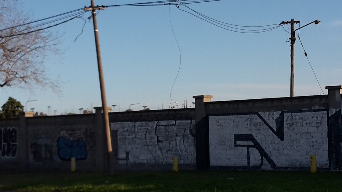 cynthyarod's tweet photo. @OficialEdesur @alferdez @mayrasmendoza así estamos en Quilmes oeste durante la pandemia, sin luz hace dos días, sin agua y con enfermo insulino dependiente y menores sin siquiera poder salir a ninguna lugar para higienizarnos https://t.co/PYElRWDNOa