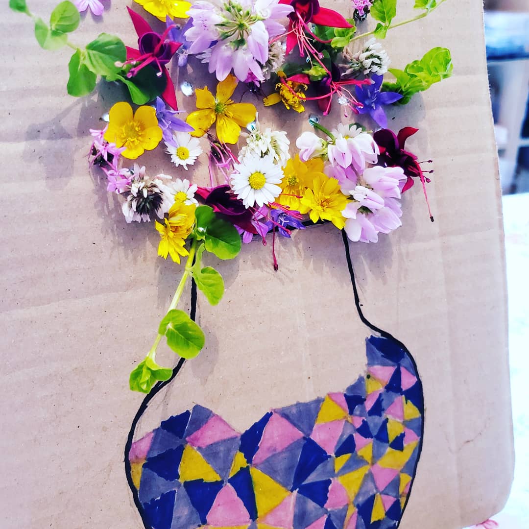 815amUk's tweet photo. A fun lockdown activity to do with the kids - design-your-own vase and decorate it with wild flowers from the garden ⚘🌷🌼
#lockdown2020 #artprojectsforkids #etsymoms #staysafe https://t.co/ft4V5Jqq2r