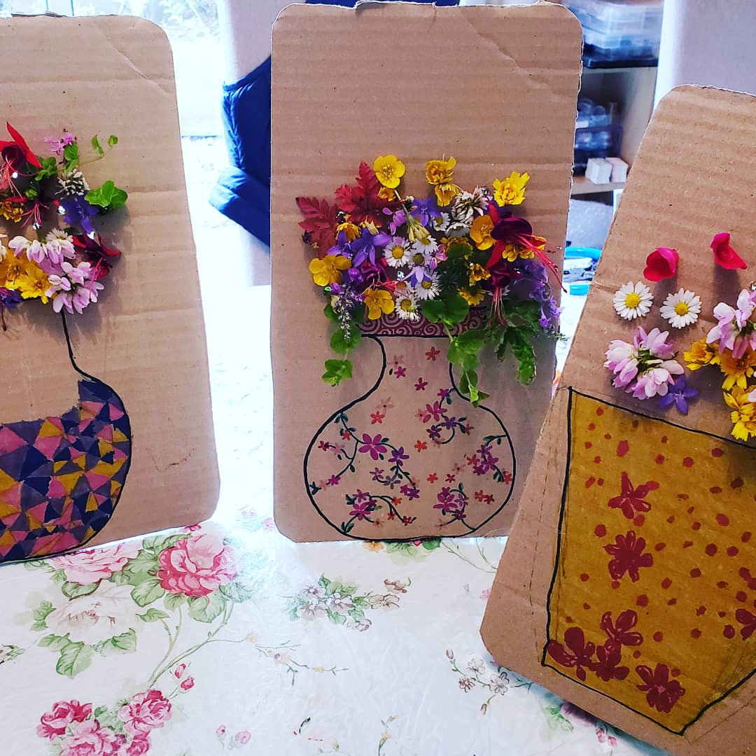 815amUk's tweet photo. A fun lockdown activity to do with the kids - design-your-own vase and decorate it with wild flowers from the garden ⚘🌷🌼
#lockdown2020 #artprojectsforkids #etsymoms #staysafe https://t.co/ft4V5Jqq2r