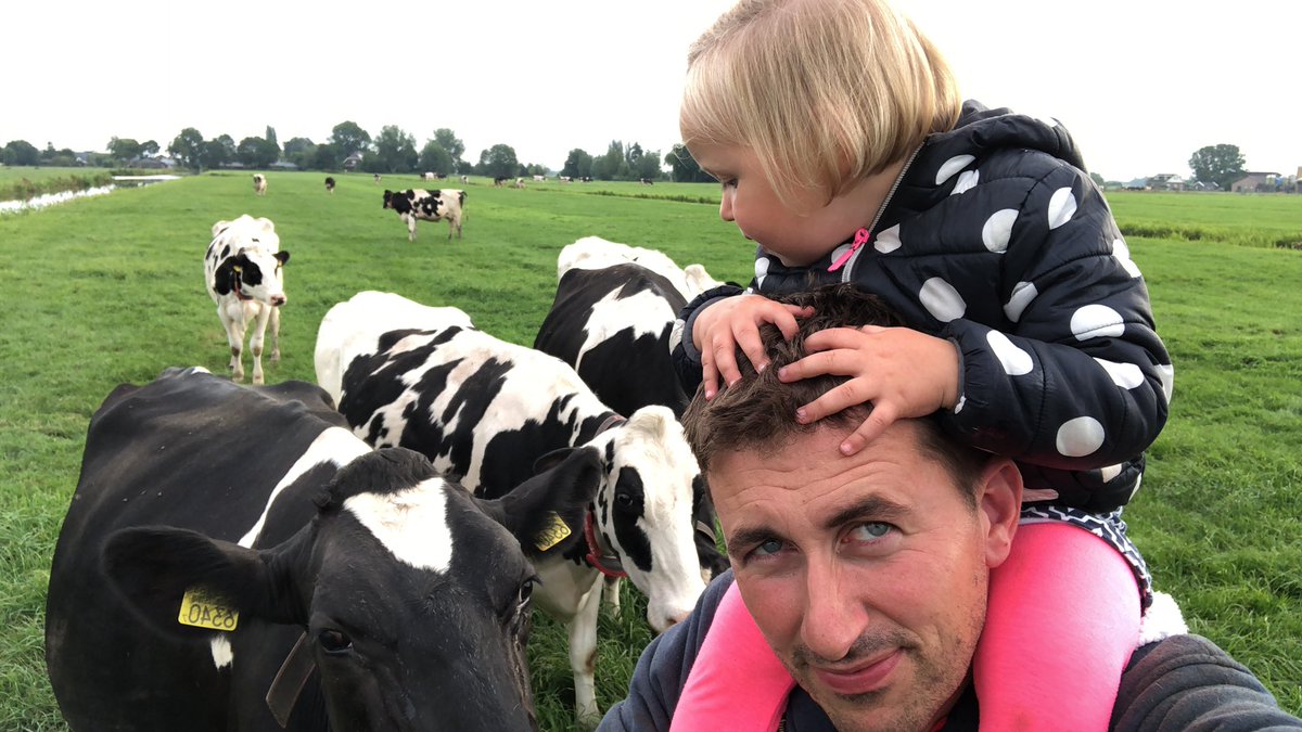 Lekker met pappa mee koeien halen...