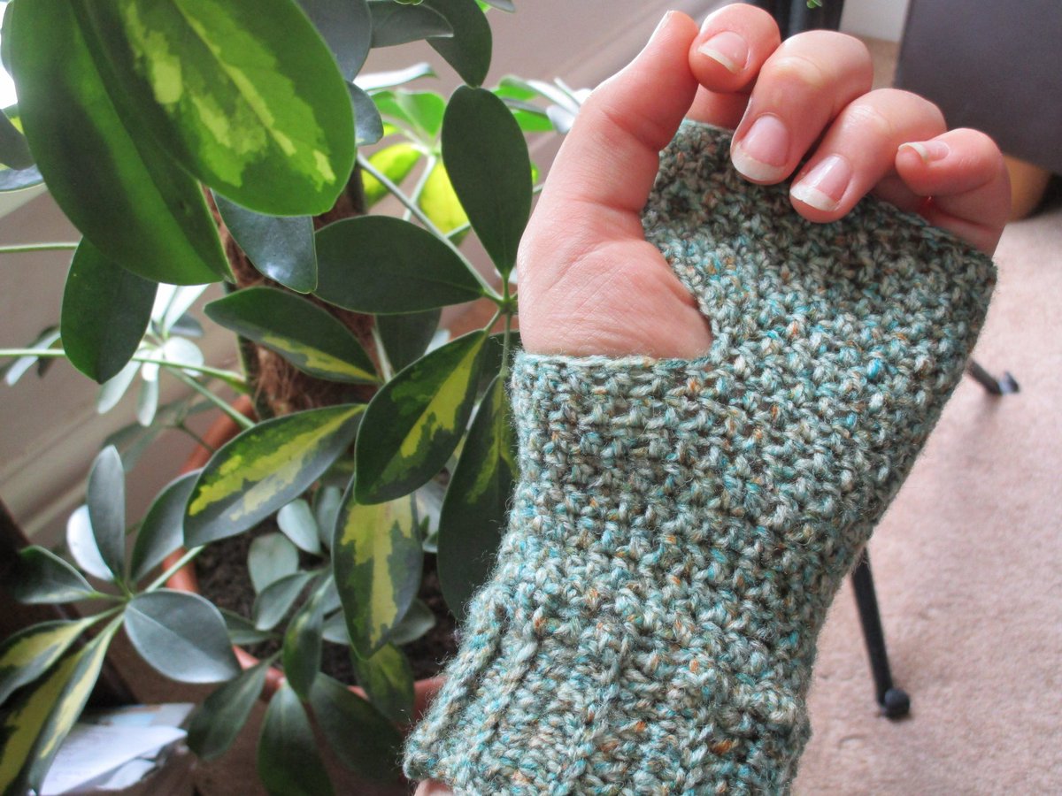 EclecticFibres's tweet photo. Fingerless gloves I have worked on. Love how practical these gloves are. They can be worn all year round. 
This pair is currently available on my etsy - https://t.co/TyGvxZt8S0
I will be working on making more colours in the next coming week. Keep an eye out. 🌿🌻 https://t.co/kIu95gxuRS