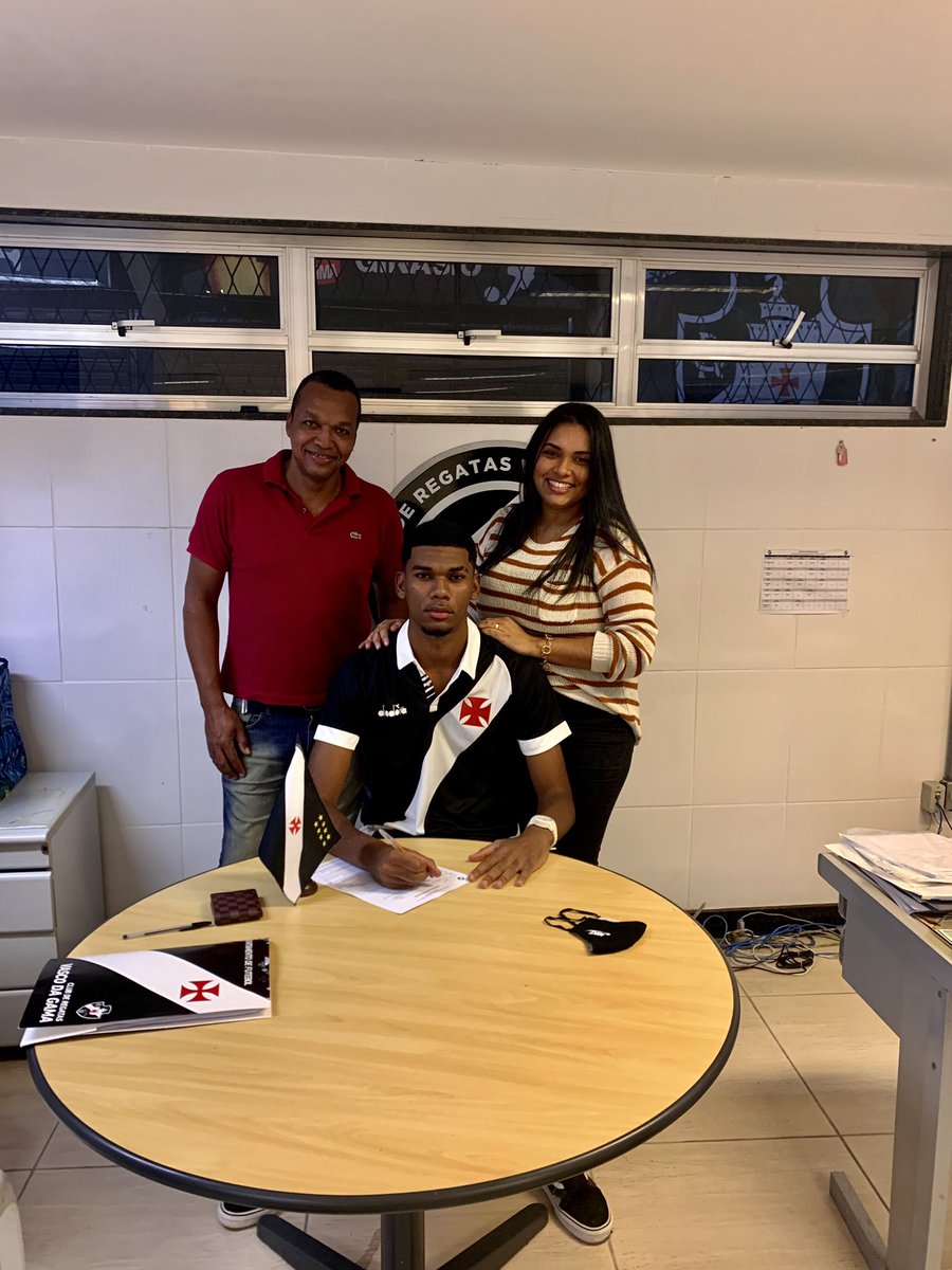 _ericpimentel's tweet photo. Meu sonho de moleque virou realidade! muito feliz em assinar meu primeiro contrato profissional com o @vascodagama. Primeiramente queria agradecer a Deus pois se não fosse por ele nada disso teria acontecido e a minha família também pelo apoio de sempre. VASCO 💢 #mãefoiporvocê https://t.co/rbrHKJx7Eg