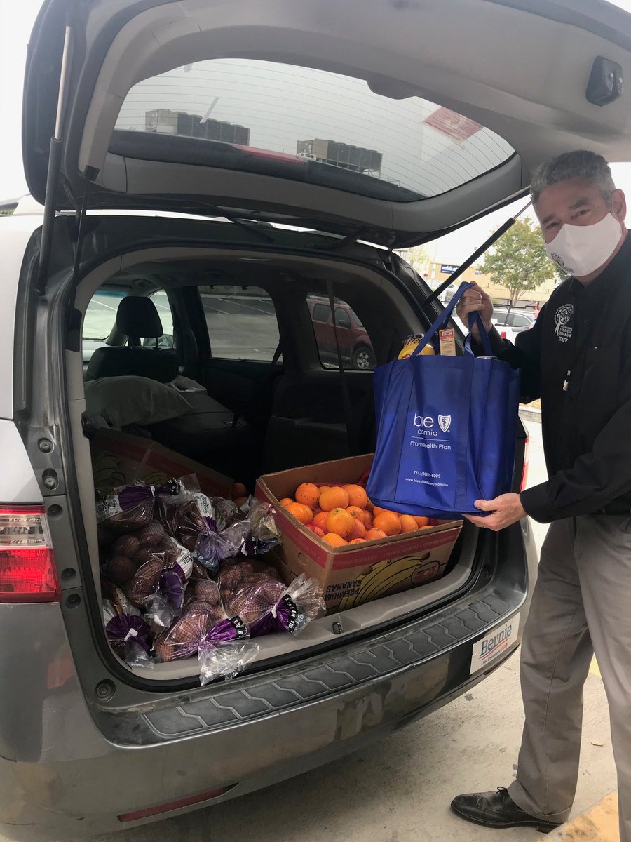 SDFoodBank's tweet photo. A huge thank you to @BlueShieldCA for donating $5,000 to provide emergency groceries to 368 families in need at our monthly food distribution in Oceanside. #BlueShieldCares #WeNeverStop #BlueShieldPromise https://t.co/VsXkz0OWnw