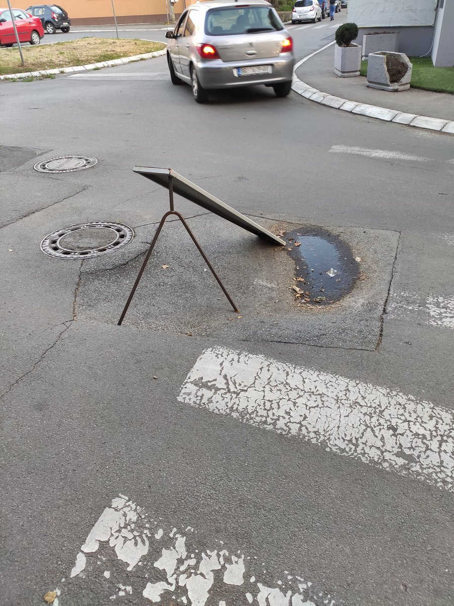 OfLo19's tweet photo. @prijavi_problem ulica Zagorska kod broja 30 u Zemunu, gornji grad...rupa stoji ovako već par meseci.
Unapred hvala https://t.co/JIiFTLpOw1