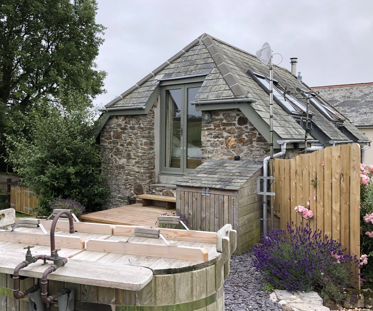 CarswellCottage's tweet photo. It’s not just our larger cottages which have received some TLC during lockdown; The Mews now has lovely new sage green woodwork and new decking from the bedroom into the garden  https://t.co/g1m6BJxVDH  #lockdownproject #couplesgetaway #romanticcottage #devon #visitdevon https://t.co/2wH9WcD1zu