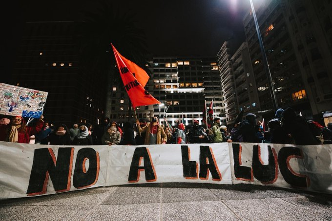 BlancosPillos's tweet photo. Se aprobó la peor ley de la historia moderna de Uruguay, una ley que deja al pueblo vulnerable a la merced de los intereses de los más ricos. Años siendo la democracia más plena de Latam y se aprobó sin participación ciudadana. 

Un atentado gravísimo a la democracia. 
#NoALaLUC https://t.co/CEQJF6yNqv