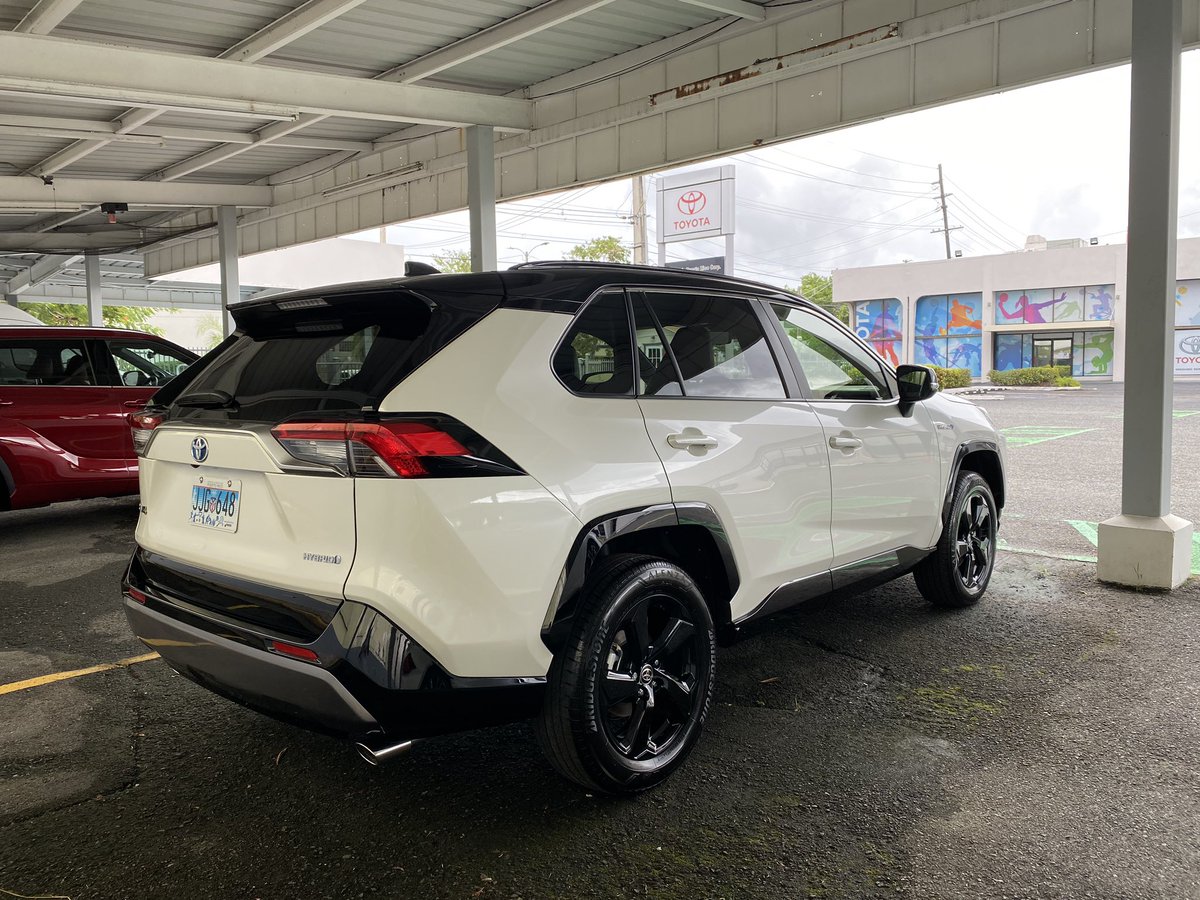 OverdriveNewsPR's tweet photo. Hoy comienzo con el #ToyotaHybridChallenge, una serie de #OverdriveTestDrive con 6 de los modelos híbridos de la marca. El primero en lista es el más popular de todos: RAV4 Hybrid. Esta es una XSE y se distingue principalmente por los toques deportivos y contraste con negro. https://t.co/JHVbakOE0w