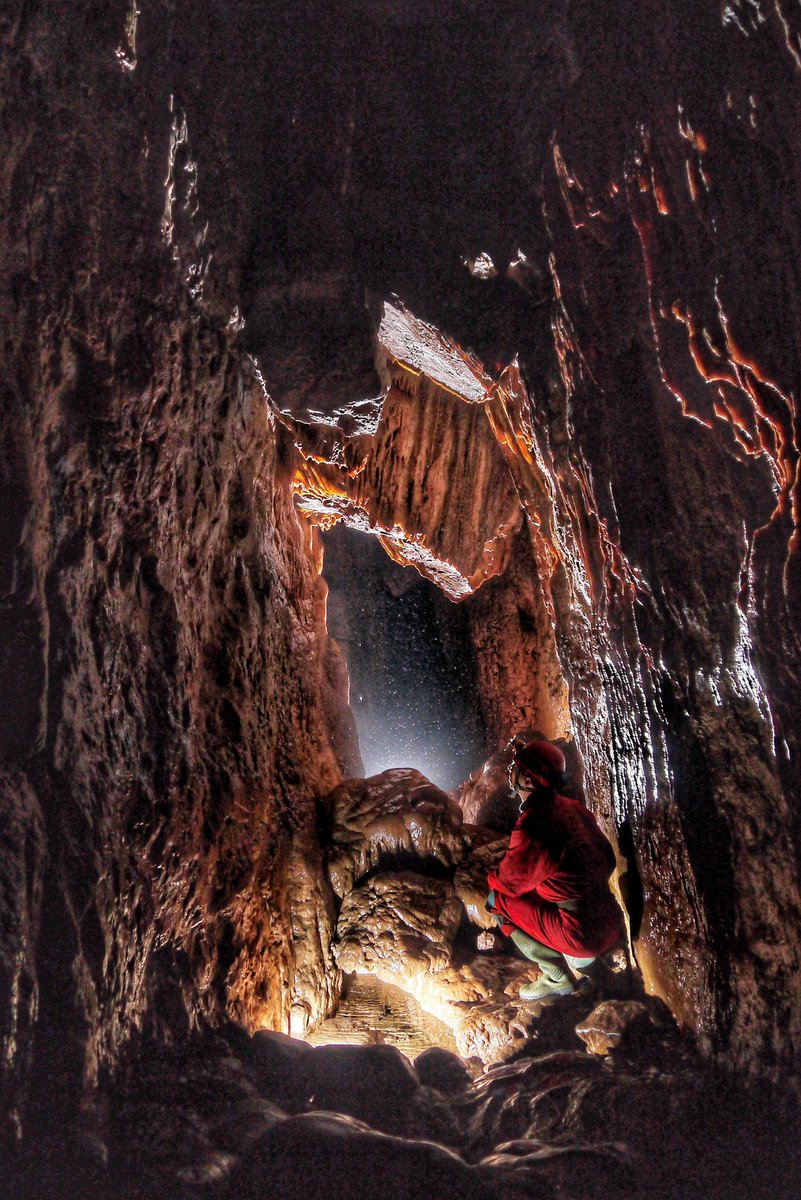 Wales' capital city has a closely-guarded, 10,000 year-old secret.Partly because it's extremely dangerous, but also because to discuss it openly would be to acknowledge a surprising, yet disconcerting legacy:Cardiff's hollow mountain.THREAD 