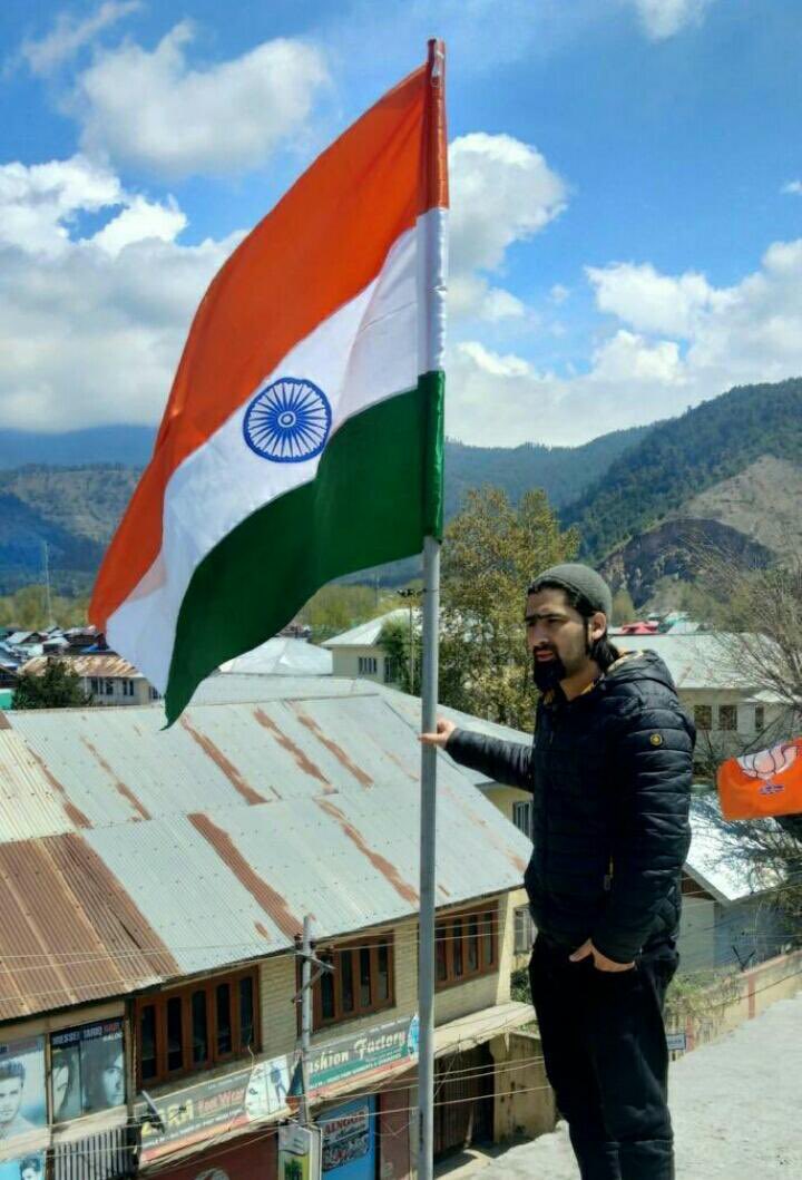 AnjooRazdan's tweet photo. #RIPwasimbari
Every attempt to restore normalcy in the valley is being thwarted. 
Locals are under constant threat. Militants venting out their frustration on nationalist youth.
One more nationalist youth along with his father nd brother shot dead, and that’s what they call JIHAD https://t.co/6X1PdbOCJq