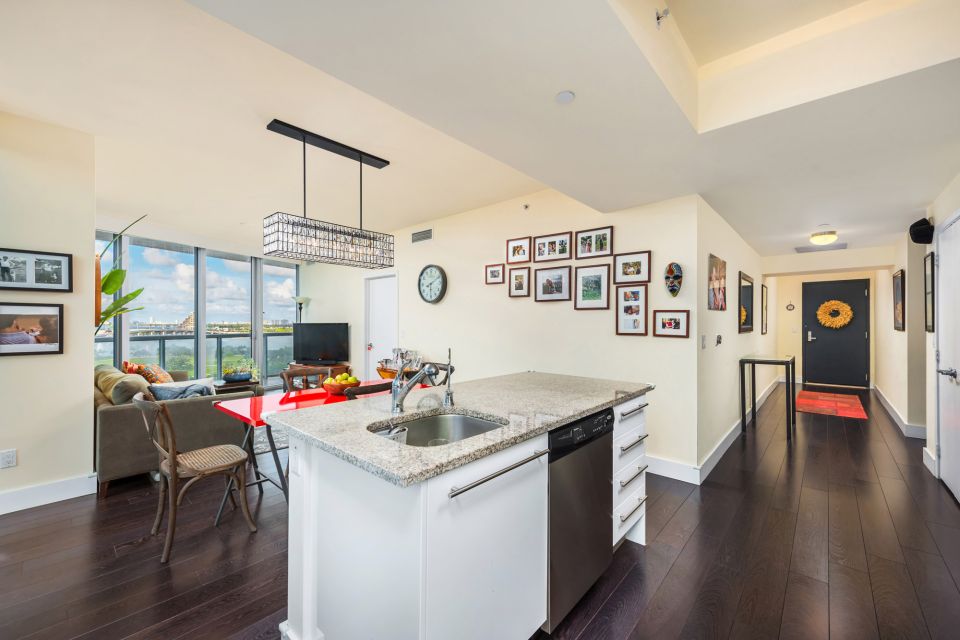 LucasLechuga's tweet photo. 2 Bedroom Corner Unit at MarinaBlue - Now Asking $435,000 🌟🌟🌟 - https://t.co/Y5b0QGkAKI https://t.co/ATo7PclpTr