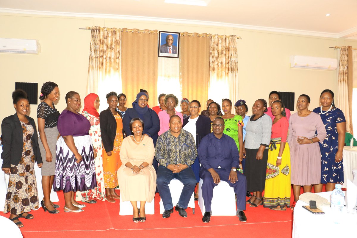 simiyu_region's tweet photo. #SimiyuRegionUpdates
Aliyekuwa Katibu Tawala wa Mkoa wa Simiyu, Bw.Jumanne Sagini leo Julai 08, 2020 amemkabidhi rasmi ofisi Katibu Tawala wa Mkoa mpya wa mkoa huu, Bi. Miriam Mmbaga aliyeteuliwa hivi karibuni na Rais wa Tanzania, Mhe. Dkt. John Pombe Magufuli. https://t.co/tLiAv8WOiT