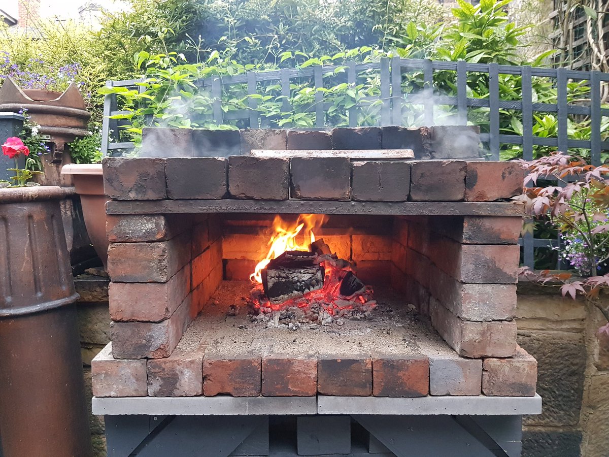 VickersGm's tweet photo. 5 #pallets, some scrap angle iron, 120 old #reclaimedbricks, plus a few days work. Hey presto, outdoor #pizza oven. Perfect for those April and May fine evenings we just missed. https://t.co/NvKgTLTwYP