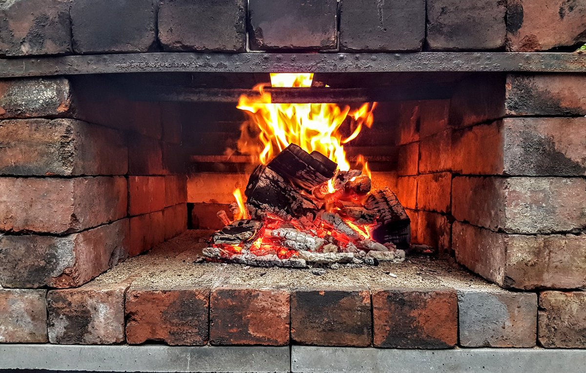 VickersGm's tweet photo. 5 #pallets, some scrap angle iron, 120 old #reclaimedbricks, plus a few days work. Hey presto, outdoor #pizza oven. Perfect for those April and May fine evenings we just missed. https://t.co/NvKgTLTwYP