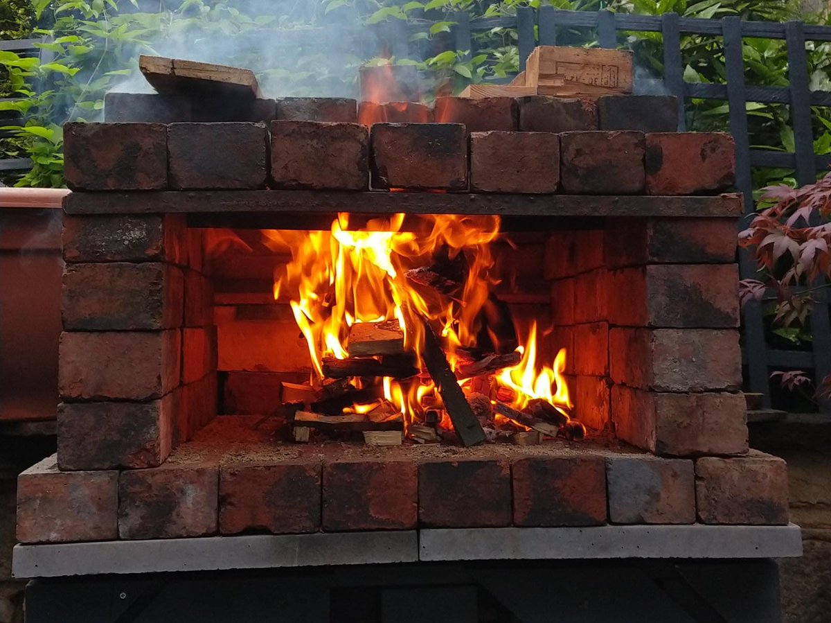 VickersGm's tweet photo. 5 #pallets, some scrap angle iron, 120 old #reclaimedbricks, plus a few days work. Hey presto, outdoor #pizza oven. Perfect for those April and May fine evenings we just missed. https://t.co/NvKgTLTwYP